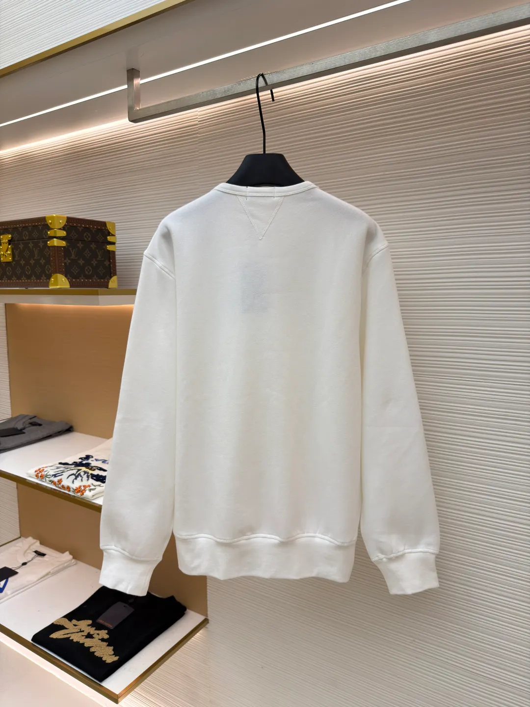 Ralph Lauren logo embroidered sweatshirt ●Original version: Purchased and developed at 1690 ●Item number: 1681543-A15 ●Fabric: Cloud-like honey cotton fleece sweatshirt fabric ●Technology: Made by Hasuo ●Color: White ●Version: Fitted version ●Weight: about 420 grams ●Size: S-M-L-XL ●Description: Customized cloud-like honey cotton fleece sweatshirt material, delicate touch, comfortable and skin-friendly, based on matte gray Comes with a layer of soft light filter. Exquisite indigo pony logo is embellished. It is highly recognizable. It has a breath of freedom and vitality. A symphony of pure and smart colors. It outlines a high-end outline with extreme simplicity. It becomes the smart focus of the vision. Shows taste in silence and adopts imported machine embroidery technology. Uses advanced computer control system and precision mechanical components to realize the iconic pony embroidery operation. High precision. The lines are smooth and delicate, using the Hasuo process. Sewing on a specific machine. The high fastness of Haha thread adds visual effects. It is time-consuming and labor-intensive, and the fabrics are washed. It has a better hand feel and texture. It is not easy to deform, shrink or fade. It maintains long-term beauty. The overall wiring is straight and delicate, the fabric is comfortable and soft, and the color is consistent without color difference. It can be matched with the same style to create a fashionable look and control various occasions. Customized accessories, complete with three standards, same style for men and women!